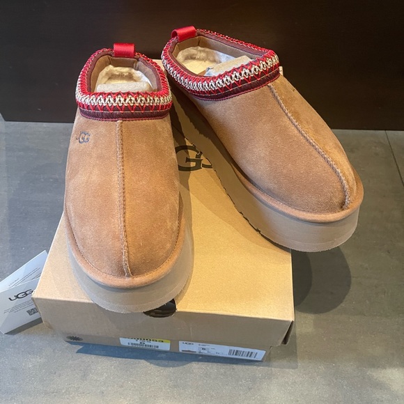 UGG Shoes - UGG Tazz womens size 6